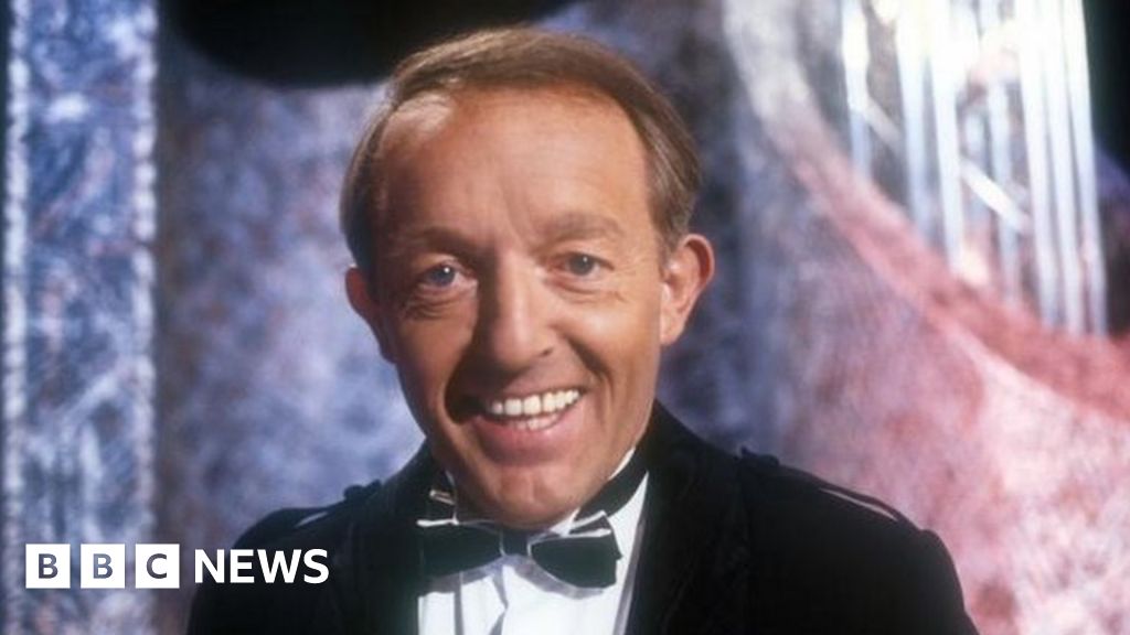 Obituary: Paul Daniels - BBC News