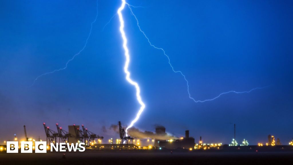 Hail and lightning in the UK BBC News