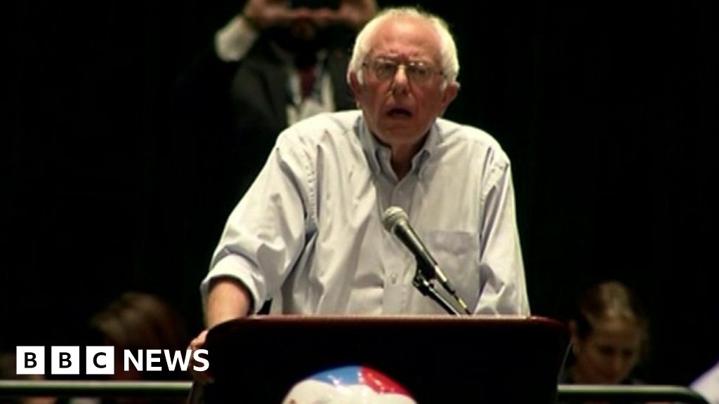 Bernie Sanders booed for praising Clinton BBC News