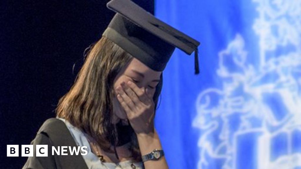 Marriage proposal at Southampton University graduation ceremony BBC News