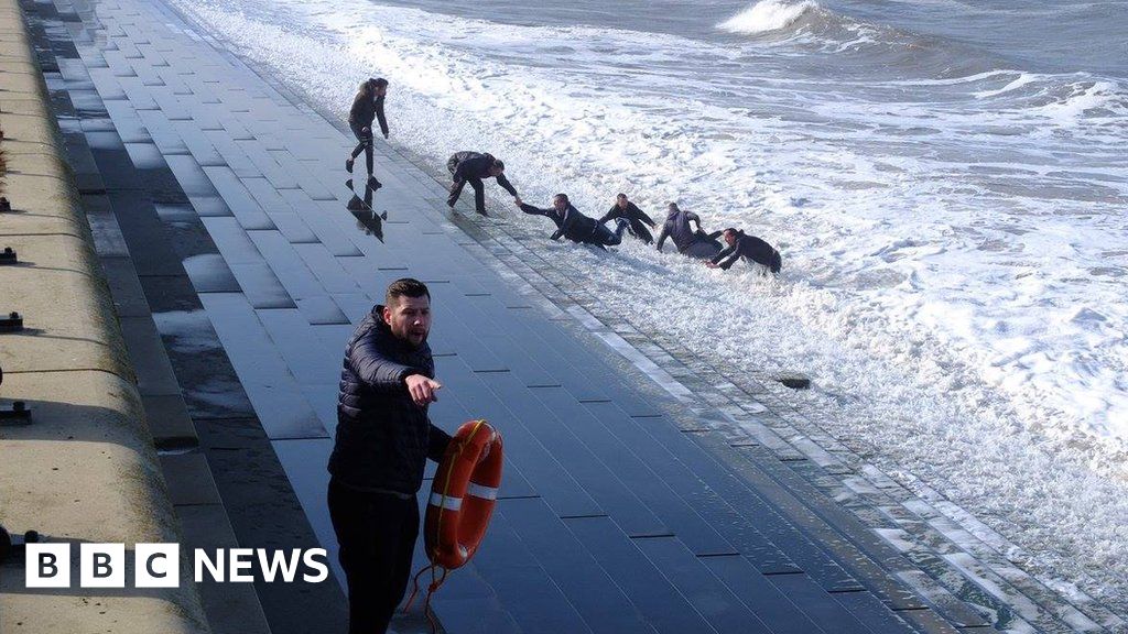 Redcar rescue: Four saved from sea by human chain - BBC News