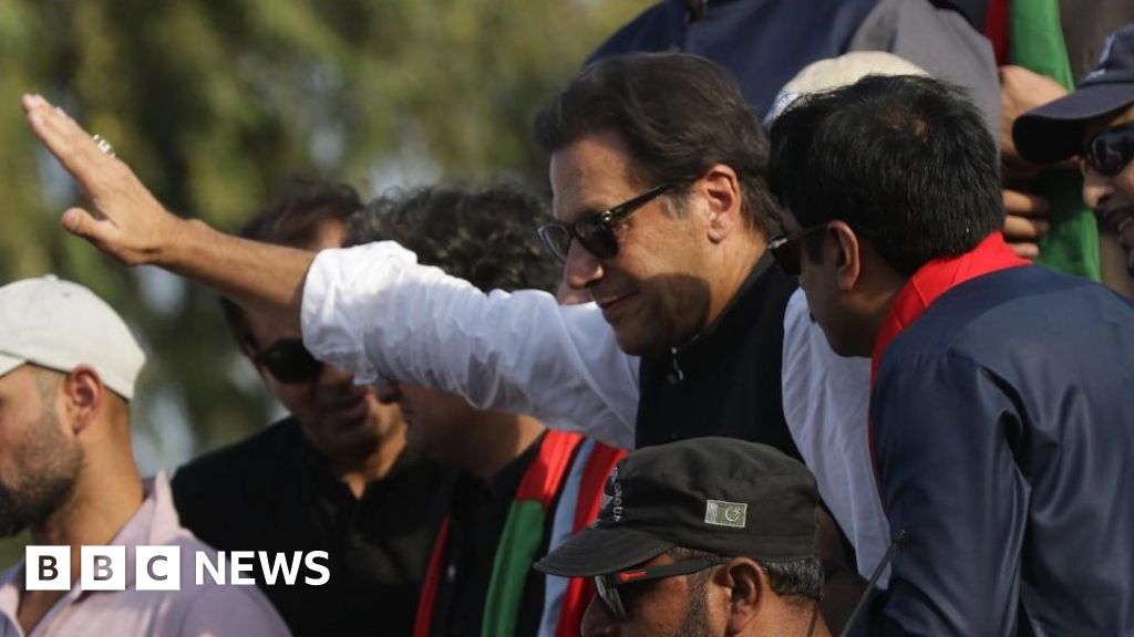 El ex primer ministro paquistaní Imran Khan resultó herido de bala durante una marcha de protesta