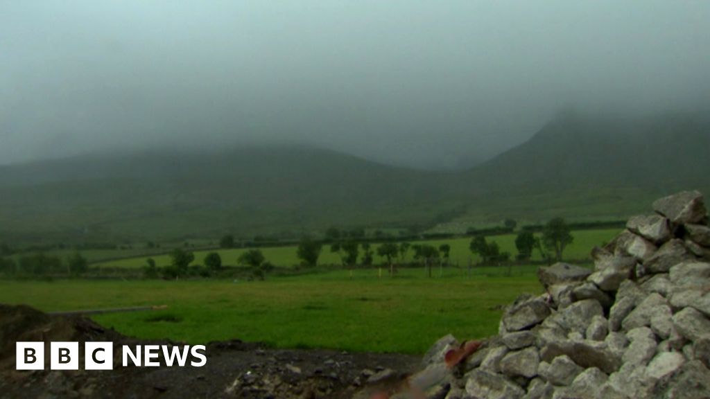 Teenage girls rescued in Mourne mountains - BBC News