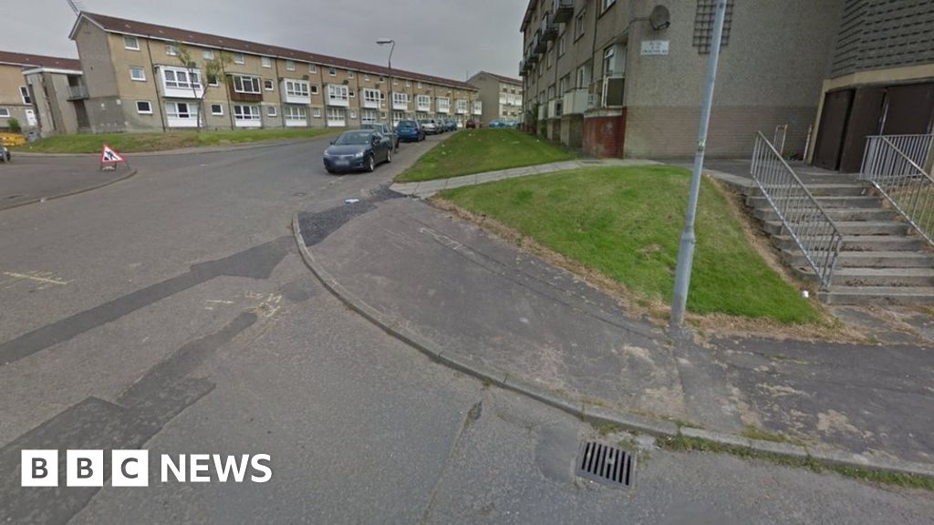 Man stabbed in Rutherglen street attack BBC News