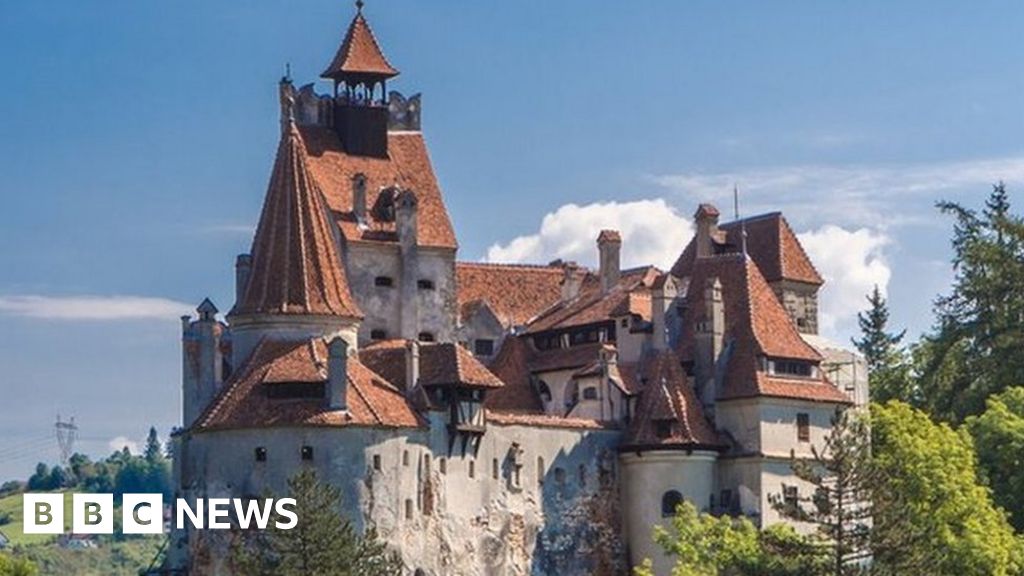 Covid: Dracula's castle in Romania offers tourists vaccine