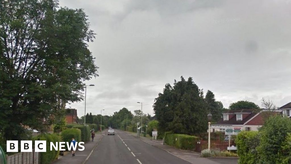 Man and woman die in Waterlooville two-car crash - BBC News