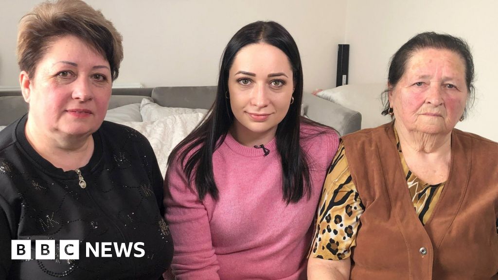 Gedling couple 'relieved' to have Ukrainian family in UK - BBC News