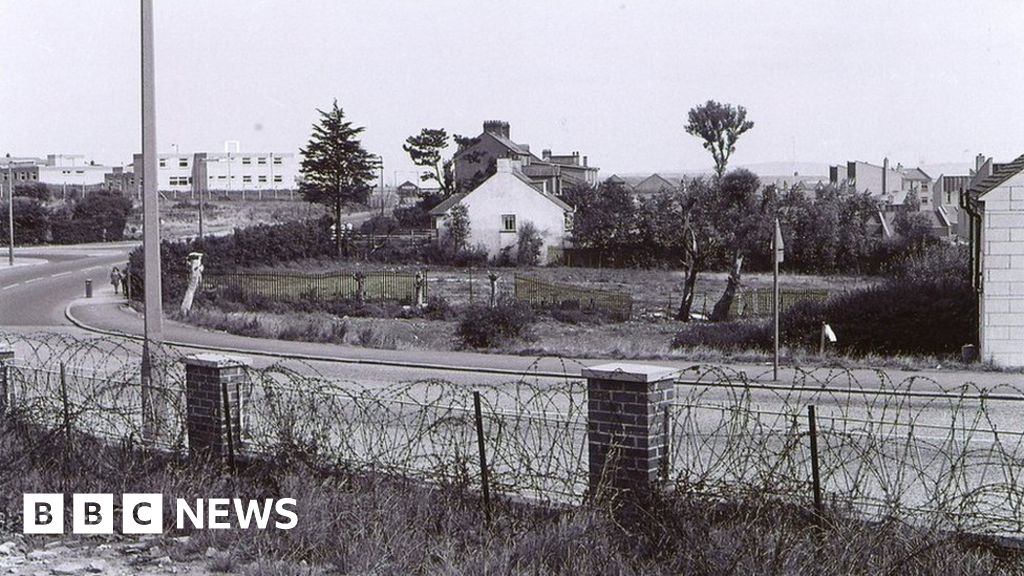 Ballymurphy inquest: Ex-soldier recalls 'frightening experience' - BBC News