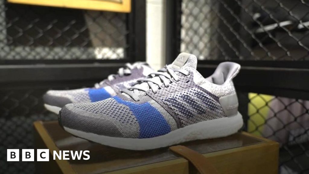 capturar Incidente, evento espíritu The factory making shoes out of plastic bottles - BBC News