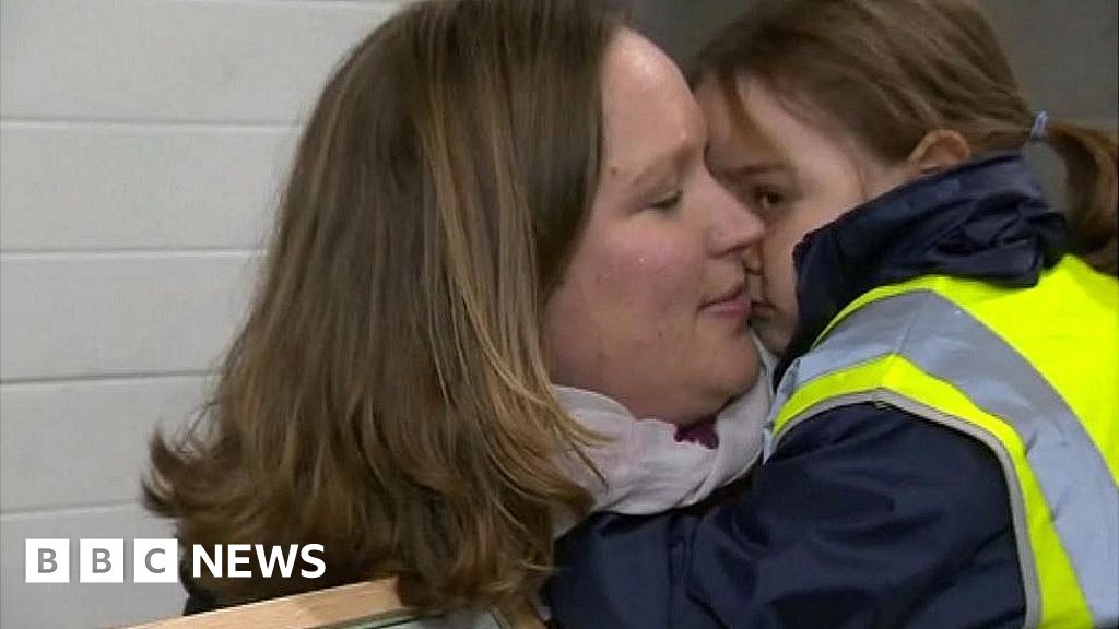 Suzie Mccash Hailed Hero After 999 Call Saves Mothers Life Bbc News 