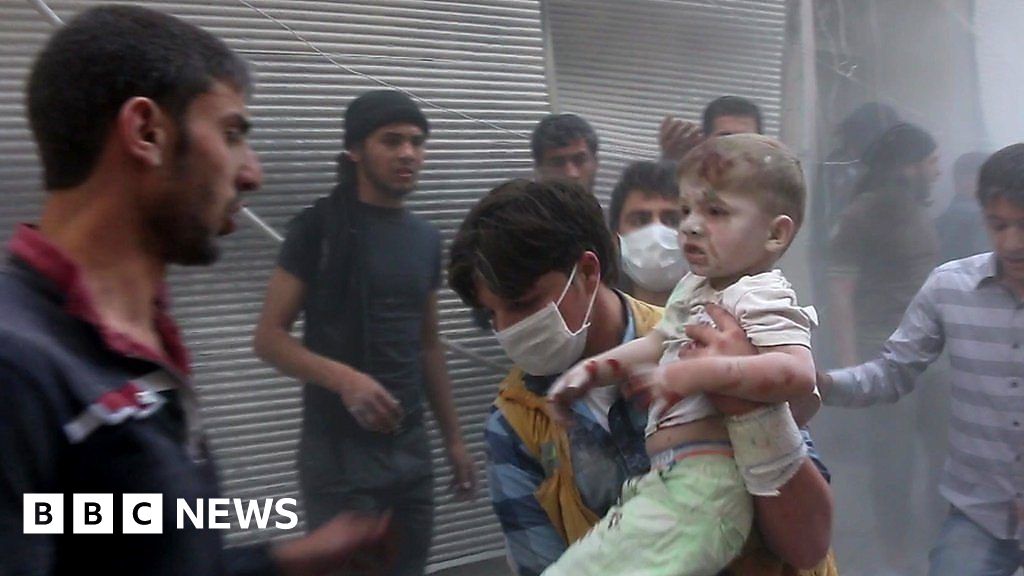 Footage shows Aleppo under bombardment - BBC News