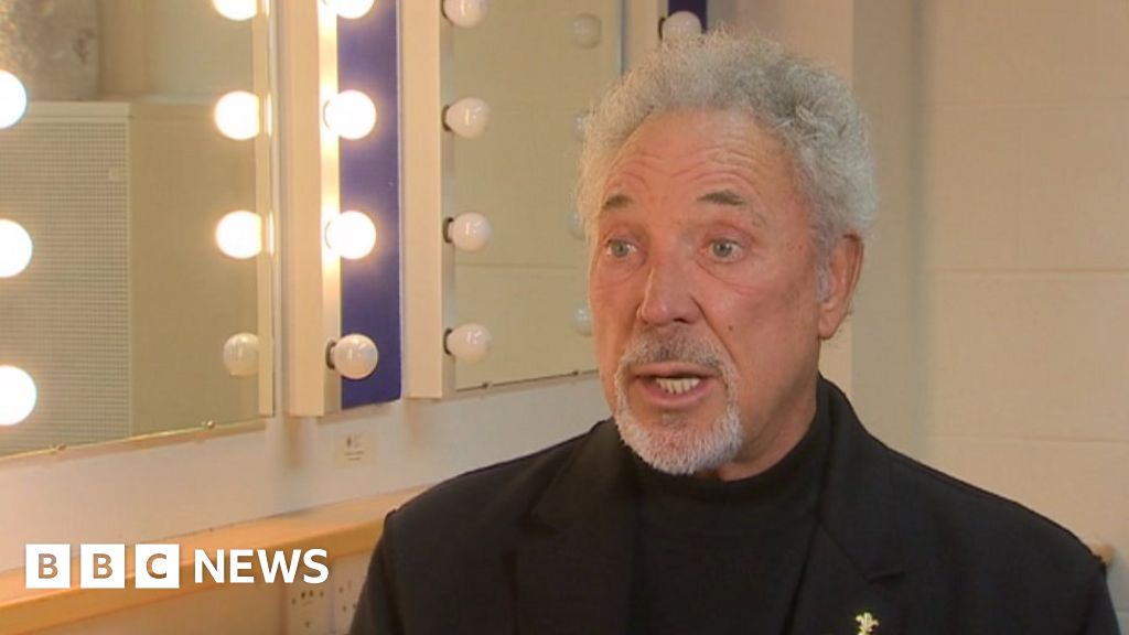 Sir Tom Jones on flying bottles, retiring and mafia bosses - BBC News