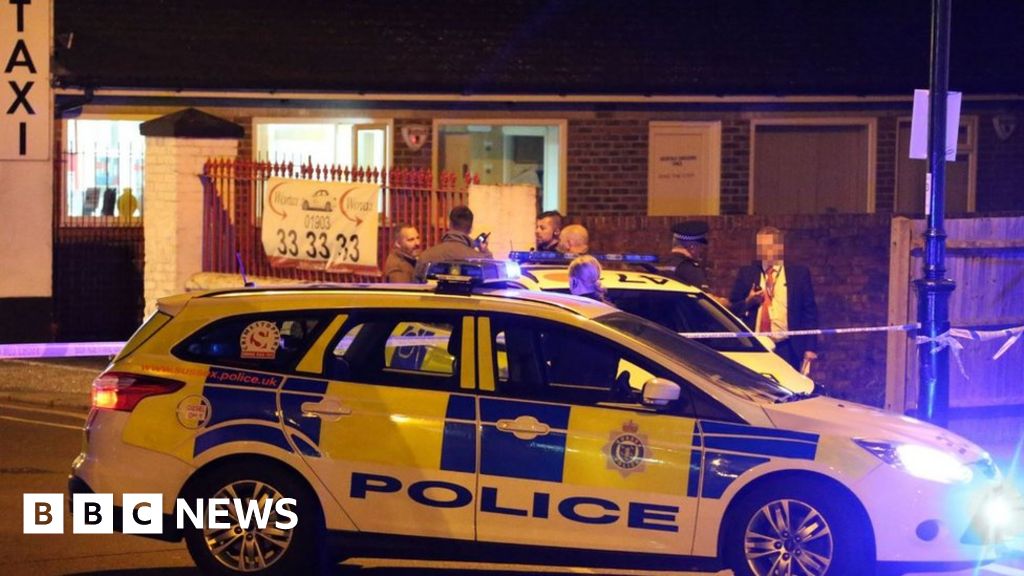 Worthing 'stabbing': Man in hospital with serious injuries - BBC News