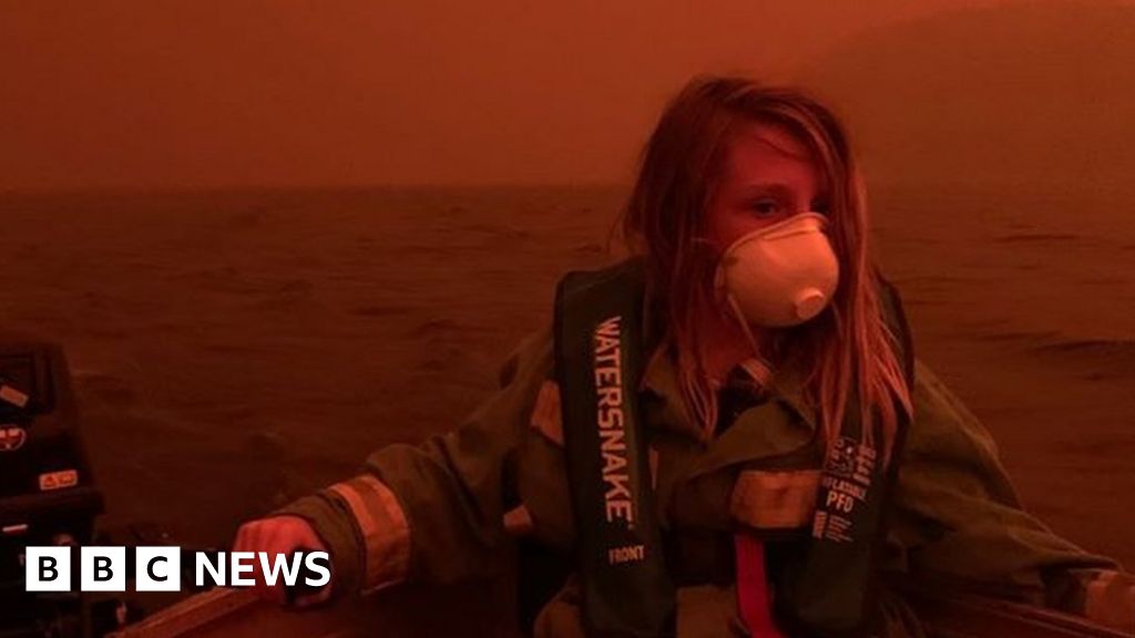 Australia fires: Thousands flee to beach to escape