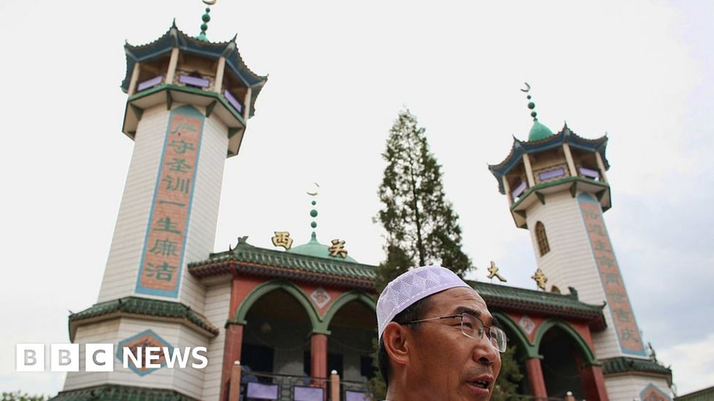 Китай затваря унищожава и преназначава джамии твърди Human Rights Watch