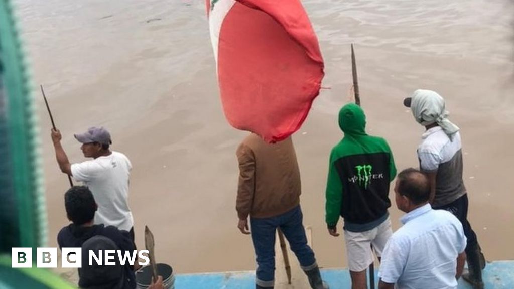 Peru: Tourists detained on river boat in oil protests