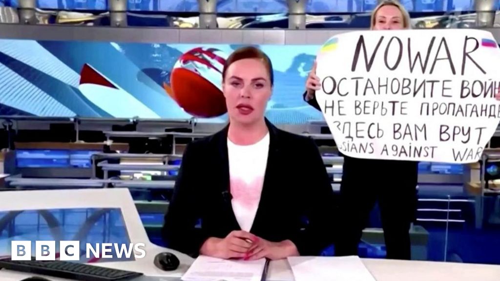 Marina Ovsyannikova: Anti-war Russian journalist fined for ‘discrediting army’