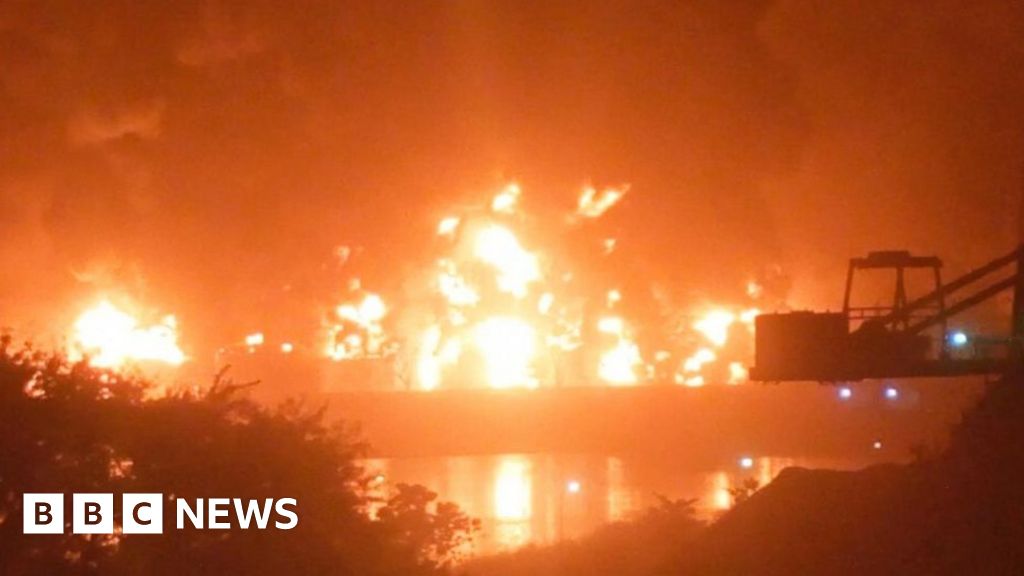 A огромна експлозия в главната петролна рафинерия в столицата на