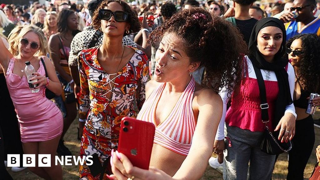 Music festivals: Only 13% of UK headliners in 2022 are female - BBC News