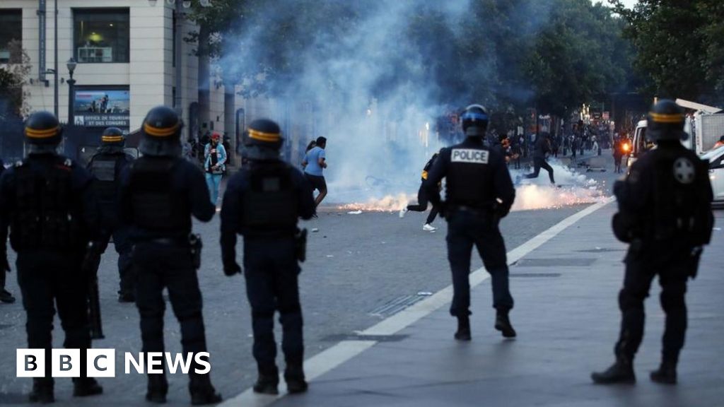 Полицейски служители в Марсилия бяха арестувани за смърт по време на безредици