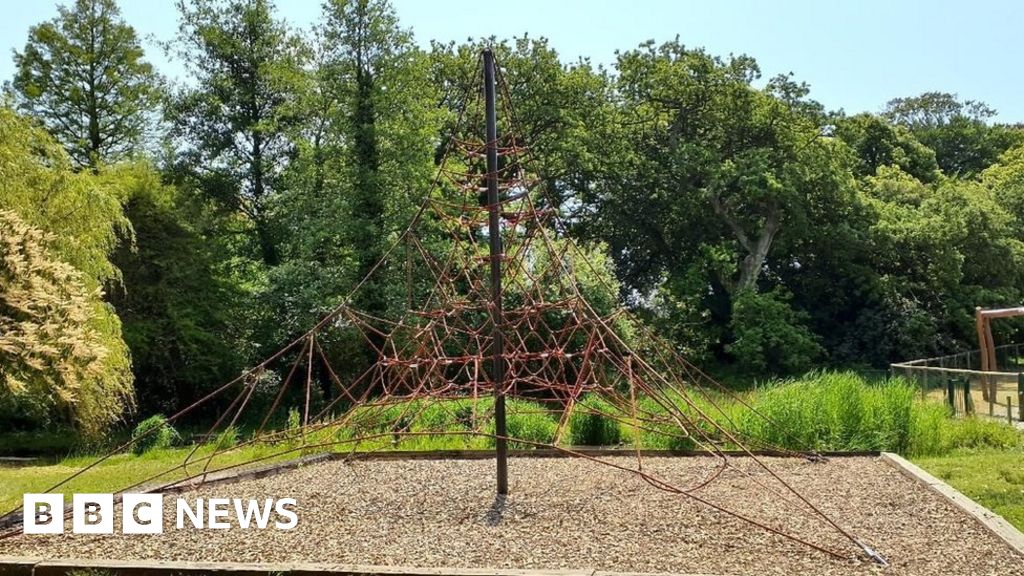 Saumarez Park's spider web climbing frame removed for safety - BBC News