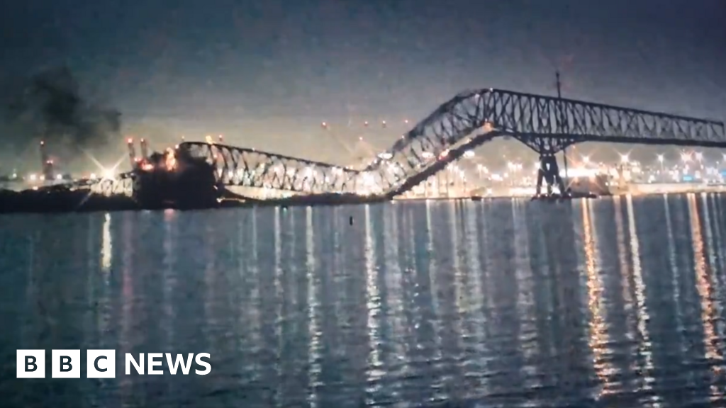 Мостът в Мериленд се срути, след като беше ударен от товарен кораб