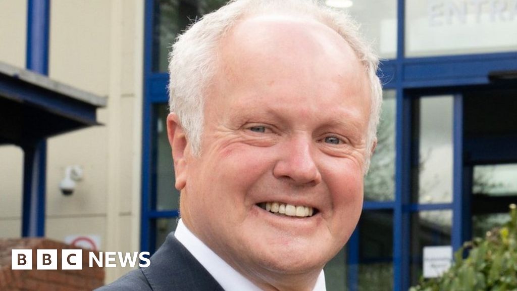 Wokingham council leader stands down to focus on MP bid BBC News