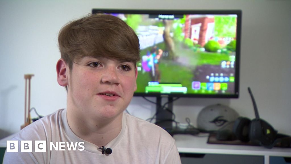 Fortnite player first to reach elusive game island - BBC News