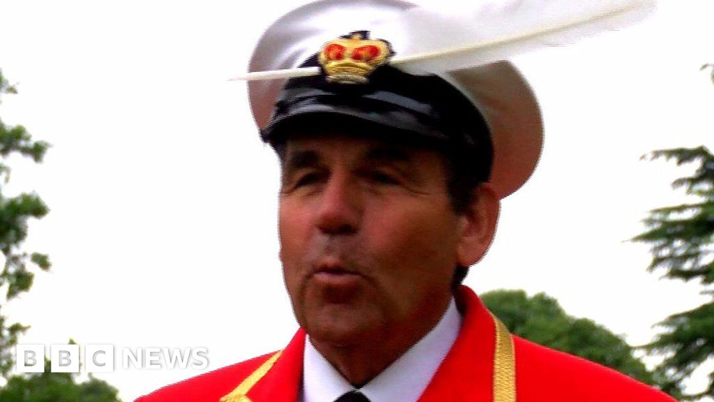 Swan upping: What do the Queen's markers wear?