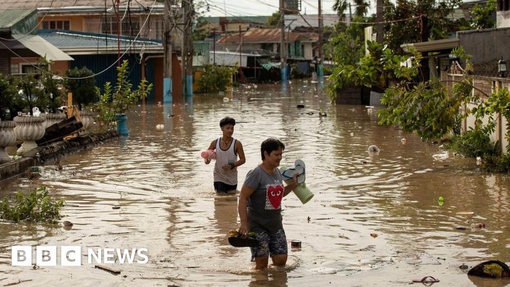 Typhoon Noru: Five rescuers dead as typhoon hits Philippines