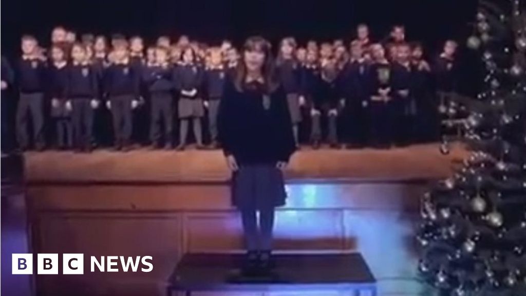 Schoolgirl wows audience with her voice