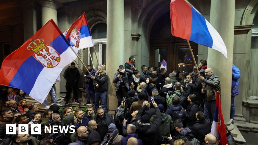 Сърбия протестира: Антиправителствени демонстранти се опитват да нахлуят в кметството на Белград