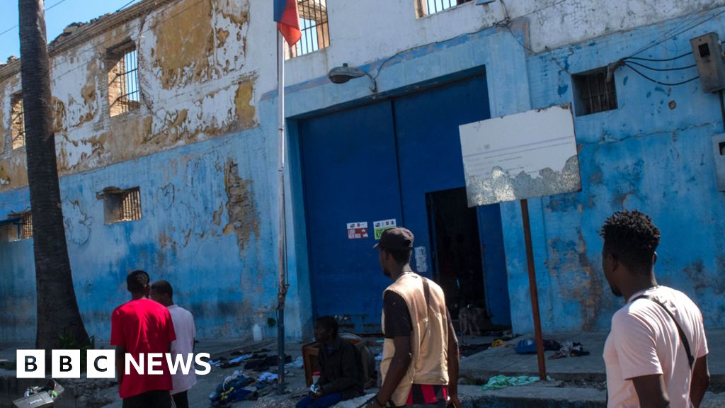 Haiti gangs demand PM resign after mass jailbreak