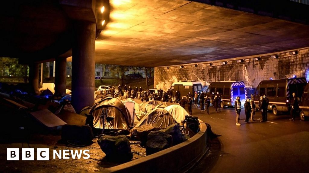 Europe migrant crisis: French police clear Paris ring road camps