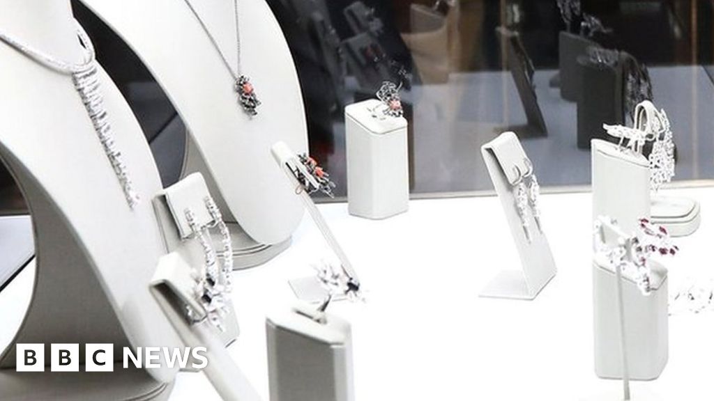 Paris burglars seize jewels at luxury Peninsula hotel - BBC News