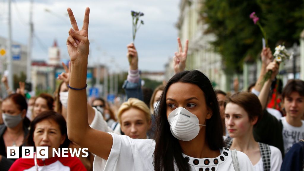 Belarus Election Women Form Solidarity Chains To Condemn Crackdown 