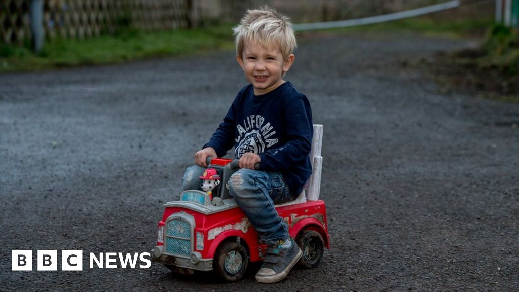 Paw Patrol truck boy, 3, takes to A151 to get help for dad