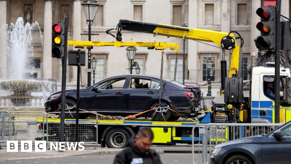 Trafalgar Square evacuated amid suspicious vehicle concerns