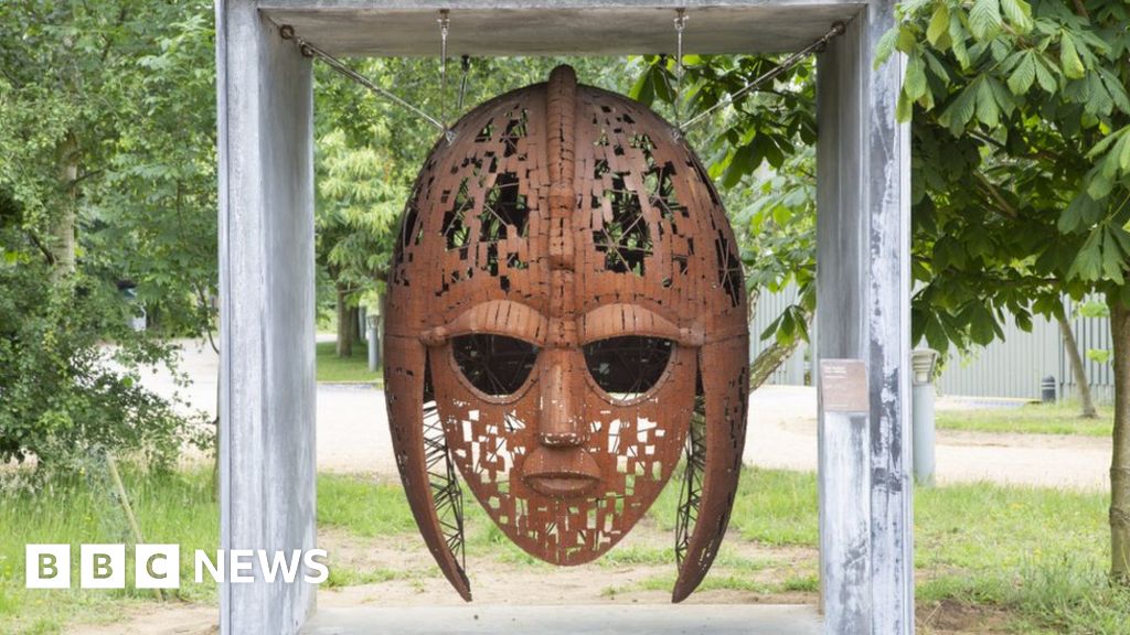 Sutton Hoo 'guardian' Edith Pretty honoured with plaque - BBC News