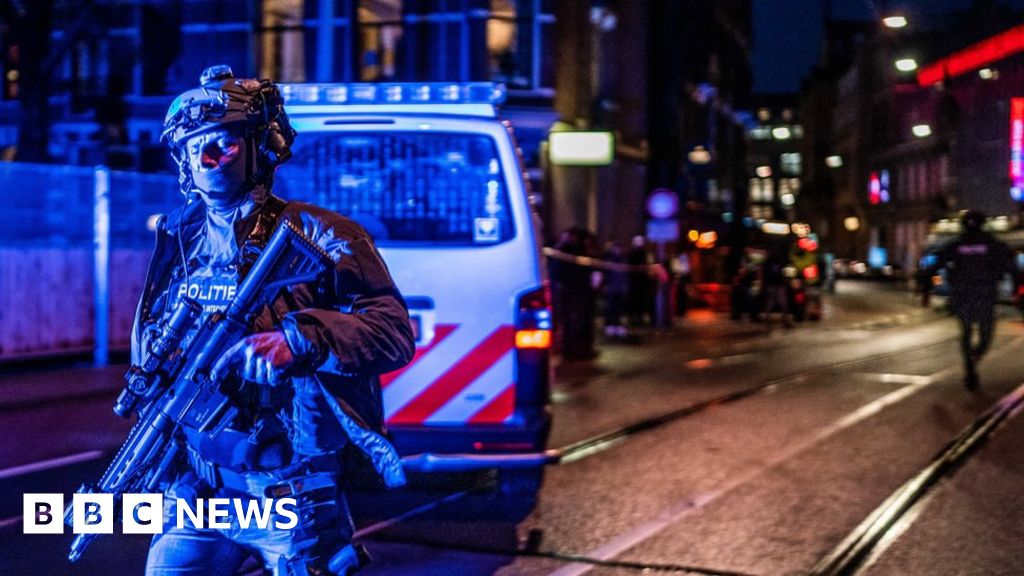 Man arrested after hostage standoff at Amsterdam Apple store