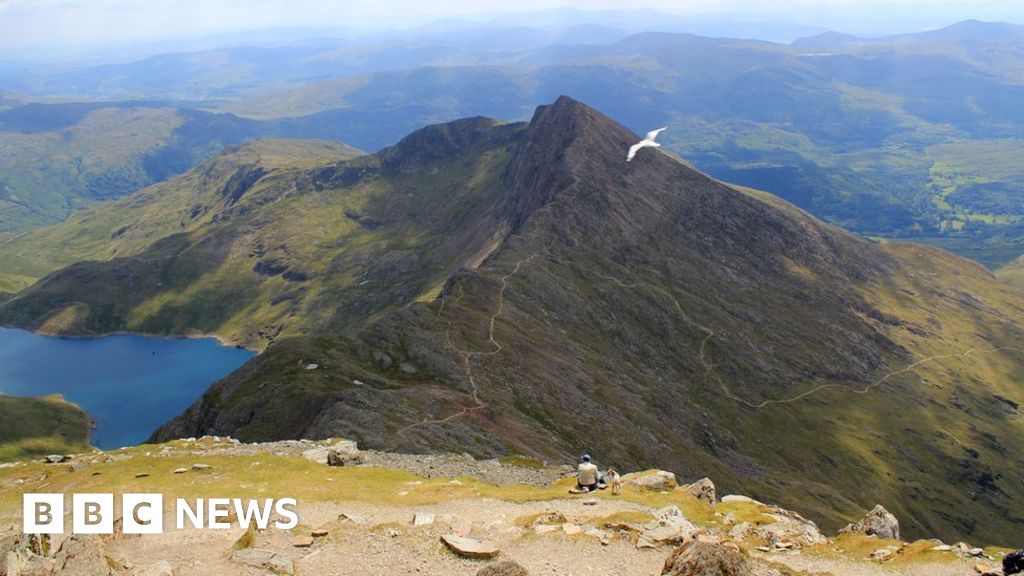 Snowdon: Park to use mountain's Welsh name Yr Wyddfa