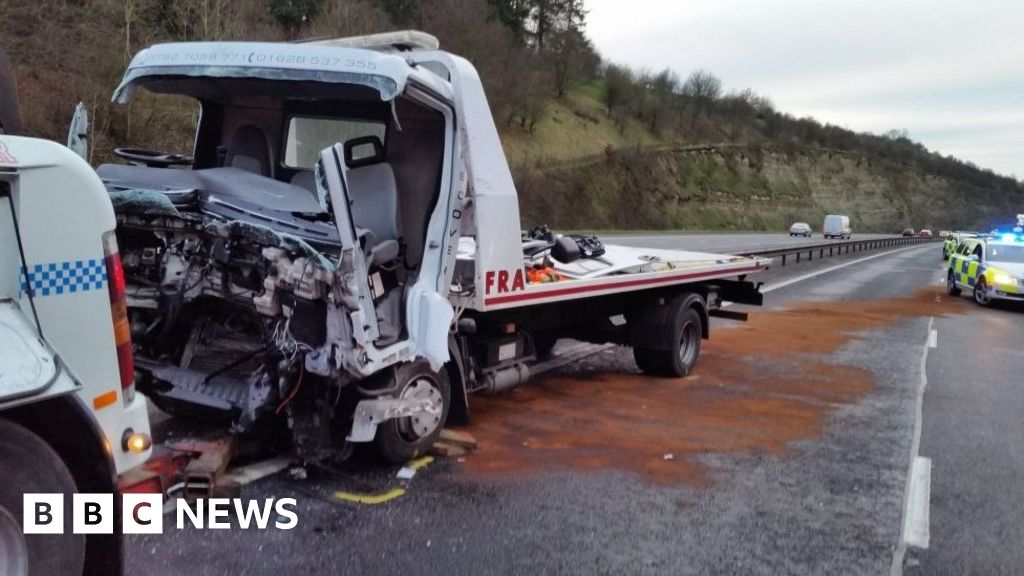 M40 closed for four hours after Oxfordshire lorry crash BBC News