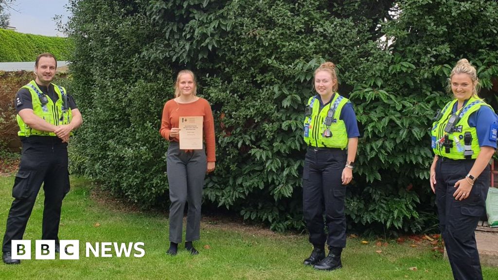 Award for Dorset newspaper girl who made life-saving call
