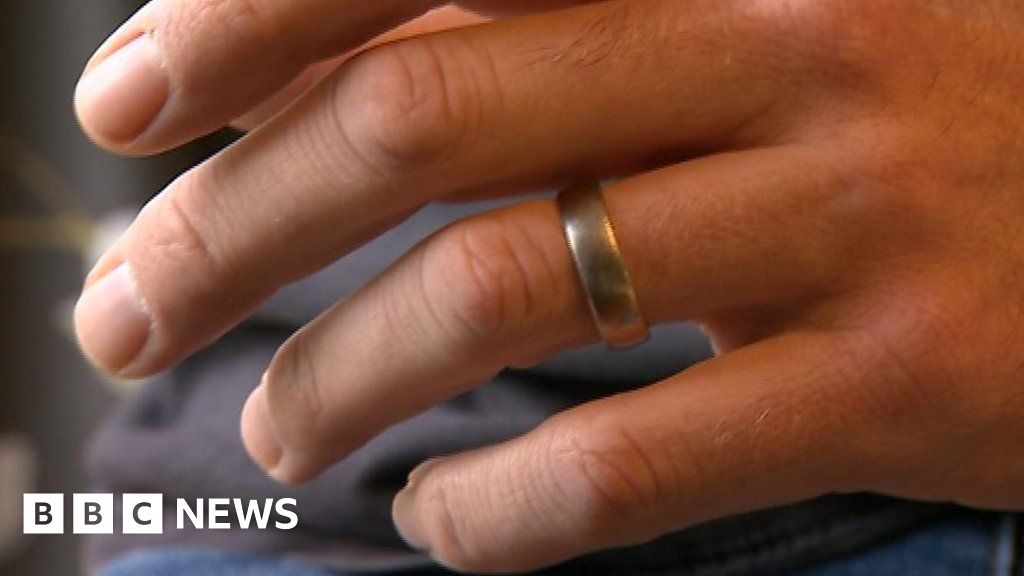 Metal detectors find man's lost wedding ring in lake BBC News