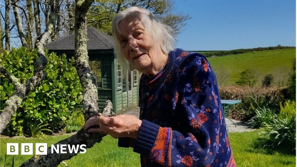 Woman finds late husband's wedding ring after 35 years