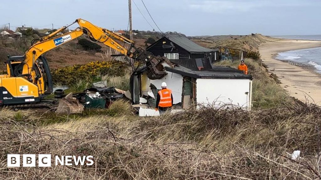 Hemsby: Two at-risk cliff-top homes being demolished
