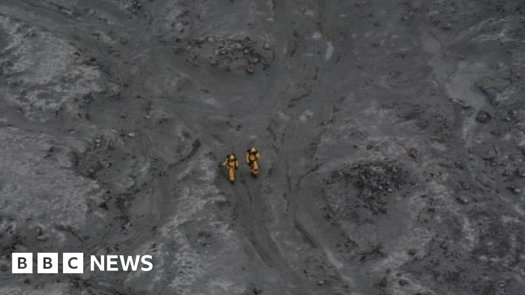 New Zealand volcano: Divers deployed to find last two missing bodies