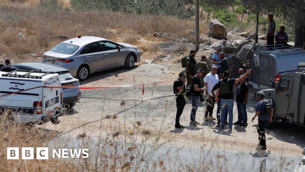Израелка беше убита а мъж тежко ранен когато колата им
