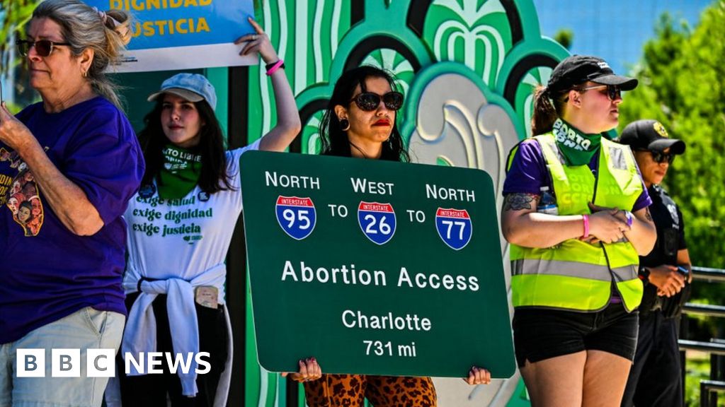 Шестседмичната забрана на абортите във Флорида влезе в сила затваряйки