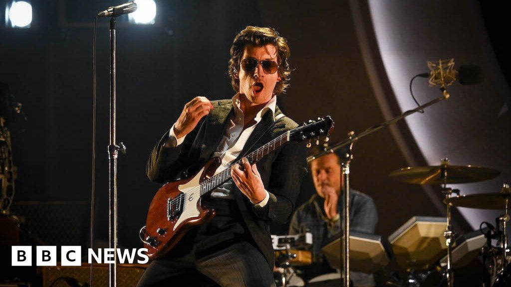 Arctic Monkeys at Glastonbury: قصة على مرحلتين